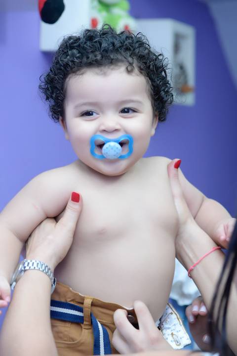 Fotografa aniversario infantil, tatuape, cobertura fotografica, foto espontanea, bebe de chupeta, sem camisa'