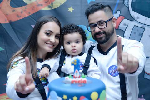 Fotografa aniversario infantil, tatuape, cobertura fotografica, foto espontanea, foto com os pais fazendo numero um'