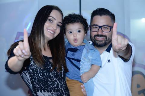 Fotografa aniversario infantil, tatuape, cobertura fotografica, foto com papais fazendo numero um'