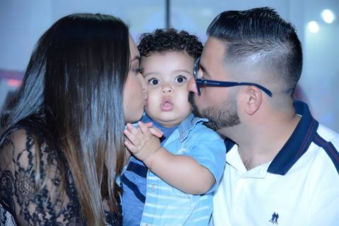 Fotografa aniversario infantil, tatuape, cobertura fotografica, foto com os pais dando beijinho'