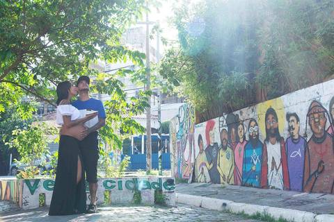 Fotos com Fé, saúde e esperança na espera do bebê no ensaio gestante realizado no beco do batman, fotografa ensaio gestante externo no tatuape. Fotos gestante criativa'