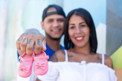 foto do sapatinho do bebe com os pais no ensaio gestante, beco do batman, fotografa de ensaio gestante externo no tatuape. . Fotos gestante criativa'