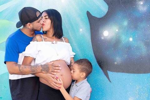 Fotos ensaio Gestante com filho mais velho no Beco do Batman, emoção no ensaio gestante, foto do beijinho na barriga da mamae, fotografa ensaio gestante externo no tatuape. Fotos ensaio gestante criativo'