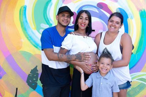 Fotos da família reunida no ensaio gestante no beco do batman, fotografa de ensaio gestante externo no tatuape'