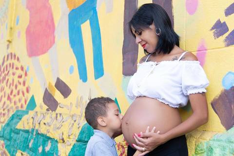 Fotos ensaio gestante com filho mais velho no Beco do Batman, emoção no ensaio gestante, fotografa ensaio gestante tatuape. Fotos gestante criativa'