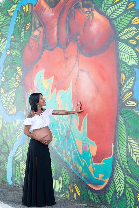 Foto com emoçao no beco do batman em ensaio gestante, coração grafitado no Beco do Batman, fotografa ensaio gestante no tatuape. Fotos gestante criativa'