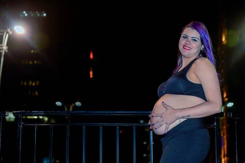 Fotos ensaio gestante na avenida paulista, a noite. Fotografa de ensaio gestante no tatuape. Fotos noturnas. Foto gestante a noite'