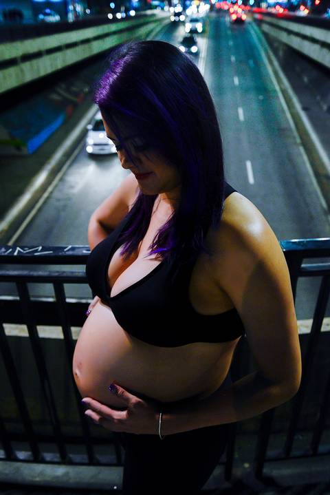 fotos ensaio de gravida na avenida paulista a noite. Fotografa de ensaio gestante externo no tatuape. Fotos noturnas. Foto gestante a noite'