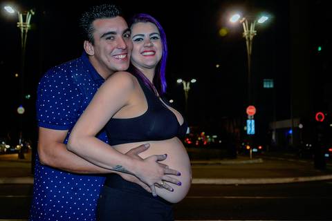 fotos ensaio gestante na avenida paulista a noite com o papai. Fotografa de ensaio gestante externo no tatuape. Fotos noturnas. Foto gestante a noite'