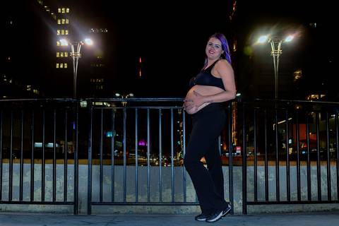 fotos gestante na paulista a noite. Fotografa de ensaio gestante externo no tatuape. Fotos noturnas. Foto gestante a noite'