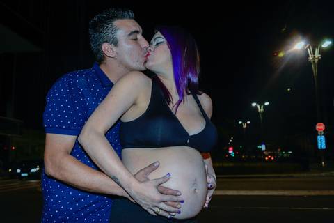 casal se beijando em ensaio gestante noturno na paulista'