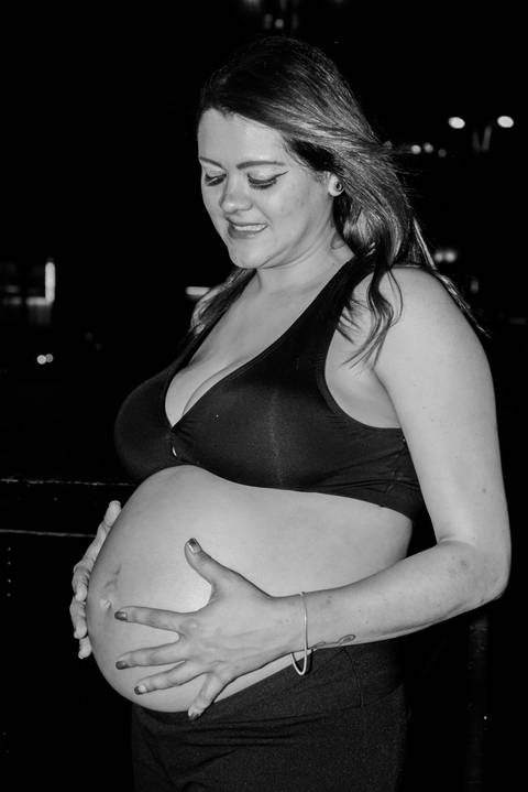 foto preto e branco de gestante na avenida paulista'
