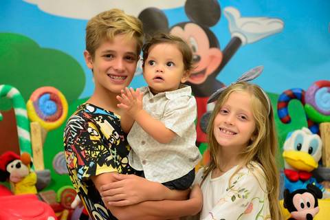 Fotografa aniversario tatuape, fotografa de festa, cobertura festa infantil, festa de aniversario, foto aniversario, fotografia de aniversario infantil. Foto de irmãos em aniversario infantil'