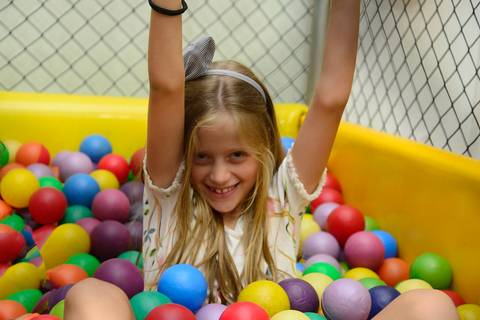 Fotografa aniversario tatuape, fotografa de festa, cobertura festa infantil, festa de aniversario, foto aniversario, fotografia de aniversario infantil. foto de criança na piscina de bolinha'