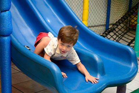 Fotografa aniversario infantil tatuape, fotografa de festa, cobertura festa infantil, festa de aniversario, foto aniversario, fotografia de aniversario infantil. criança no escorregador'