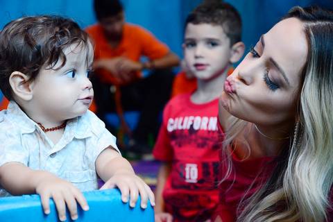 Fotografa aniversario infantil tatuape, fotografa de festa, cobertura festa infantil, festa de aniversario, foto aniversario, fotografia de aniversario infantil.. foto beijinho da mamae na festa'