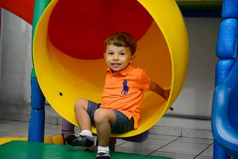 Fotografa aniversario infantil tatuape, fotografa de festa, cobertura festa infantil, festa de aniversario, foto aniversario, fotografia de aniversario infantil. foto criança no escorregador'