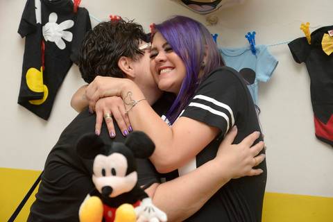 foto de abraco em evento infantil, cha de bebe, fotógrafa de evento infantil no tatuapé'