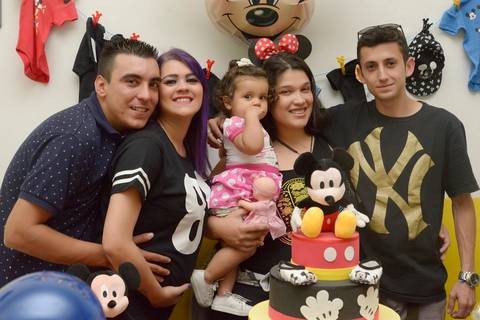 foto Familia reunida no cha de bebe, decoracao do mickey, fotógrafa de evento infantil no tatuapé'