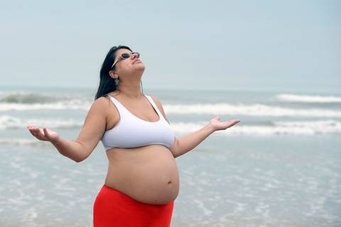 fotos ensaio gestante na praia, agradecendo a bençao de ser mae. Fotografa ensaio gestante externo no tatuape'