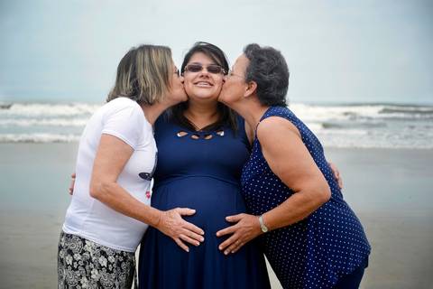 foto de gestante com as vovos, na praia grande. Fotografa de ensaio gestante externo no tatuape'
