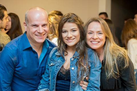 Fotografa aniversario tatuape. foto de debutante com os pais na festa surpresa. fotos 15 anos, fotos espontaneas'