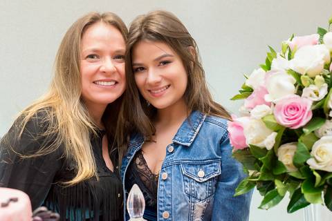 Fotografa aniversario tatuape. mae e filha na festa de 15'