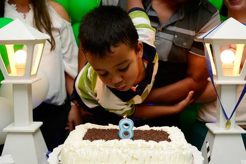 fotografa aniversario no tatuape, foto assoprando a velinha, foto festa futebol, aniversario 8 anos'
