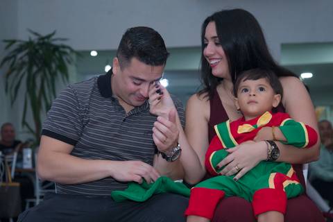 Fotografa aniversario infantil tatuape, fotografa de festa, cobertura festa infantil, festa de aniversario, foto aniversario, fotografia de aniversario infantil. foto dos pais na retrospectiva com emoçao'