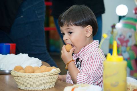 Fotografa aniversario infantil tatuape, fotografa de festa, cobertura festa infantil, festa de aniversario, foto aniversario, fotografia de aniversario infantil. fotos criança comendo bolinho de queijo'