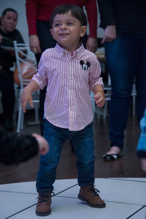 Fotografa aniversario infantil tatuape, fotografa de festa, cobertura festa infantil, festa de aniversario, foto aniversario, fotografia de aniversario infantil. foto criança dançando e brincando muito na festa de aniversario'