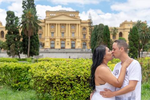 fotos ensaio de casamento parque, museu do ipiranga. foto romantica. Fotografa ensaio casal externo  tatuape. foto do beijo'