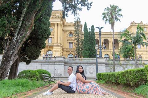 foto criativa no ensaio de casamento no museu do ipiranga. Fotografa de ensaio casal externo no tatuape'