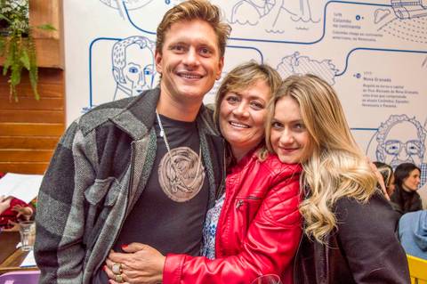 Fotos de familia em restaurante colombiano em pinheiros. Fotografa aniversario Tatuape'