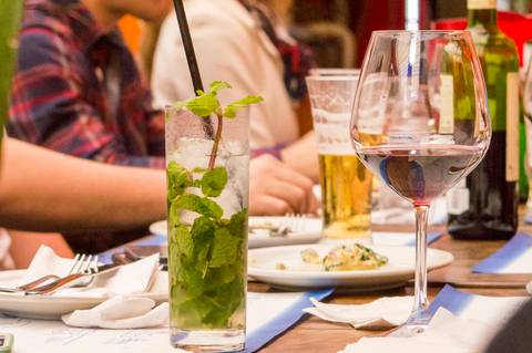 Fotos anviersario adulto em restaurante colombiano, pinheiros. Fotos de copos com bebida. Fotografa aniversario Tatuape'