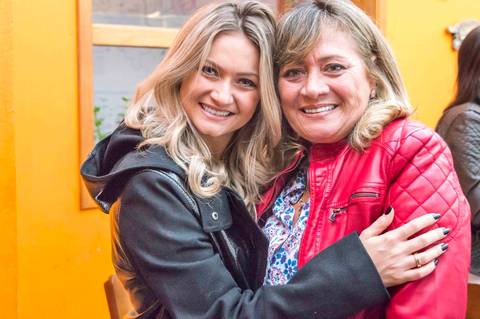 Fotos aniversario adulto em restaurante em pinheiros, mãe e filha. Fotografa aniversario Tatuape'