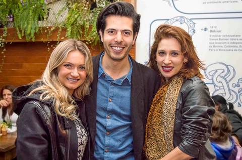 Fotos de amigas comemorando em festa de aniversario. Fotografa aniversario Tatuape'