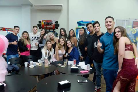 Fotografa de evento, aniversario, cha de bebe, cha revelacao, Tatuape, Mooca. Cha de fraldas rosa, fotografia convidados na festa'