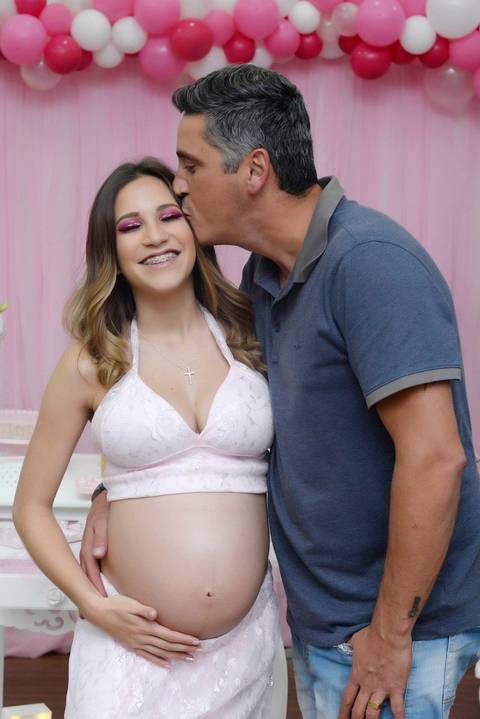 Fotografa de evento, aniversario, cha de bebe, cha revelacao, Tatuape, Mooca. Cha de fraldas rosa, foto com vovo dando beijinho'