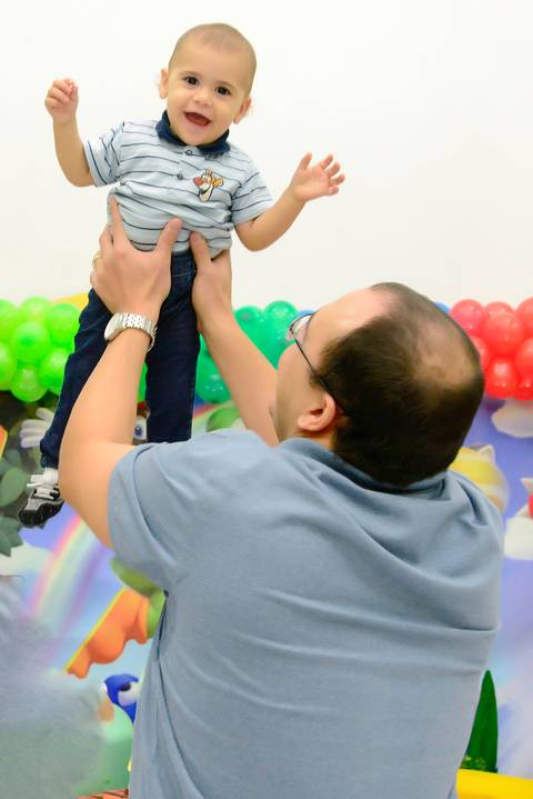 papai levantando criança no aniversario, cobertura fotografica de evento infantil, fotografa aniversario no tatuape'