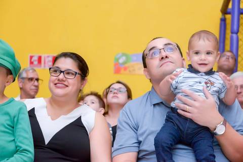 pais vendo retrospectiva na festa de um ano, cobertura fotografica de evento infantil, fotografa aniversario no tatuape'