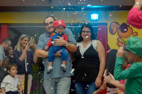 Pais entrando para cantar parabens no aniversario de um ano, cobertura fotografica de evento infantil, fotografa aniversario no tatuape'