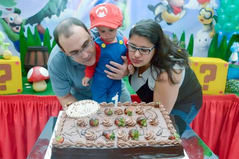 apagando a velinha, aniversario um ano, criança de super mario bros, cobertura fotografica de evento infantil, fotografa aniversario no tatuape'