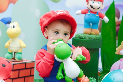 criança mordendo luigi, aniversario um ano, cobertura fotografica de evento infantil, fotografa aniversario no tatuape'