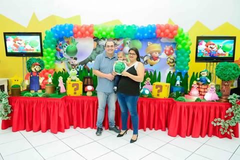 familia na decoraçao do super mario bros, cobertura fotografica de evento infantil, fotografa aniversario no tatuape'