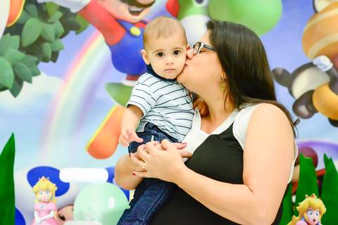 mamae beijando criança em festa infantil, cobertura fotografica de evento infantil, fotografa aniversario no tatuape'