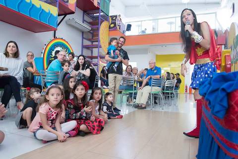 fotografa aniversario, tatuape, fot Mulher maravilha na festa, teatro para crianças, cobertura fotografica festa'