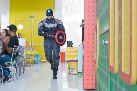 fotografa aniversario, tatuape, foto capitao america na festa, foto personagem vivo, cobertura fotografica aniversario'