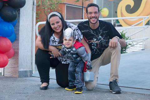 fotografa infantil e aniversario no tatuape, festa tema super heroes, fantasia de Thor para menino, foto com os pais, cobertura fotografica festa'