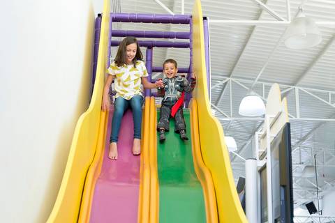 fotografa infantil e aniversario no tatuape, foto descendo no tobogã, cobertura fotografica festa, fotos espotaneas'